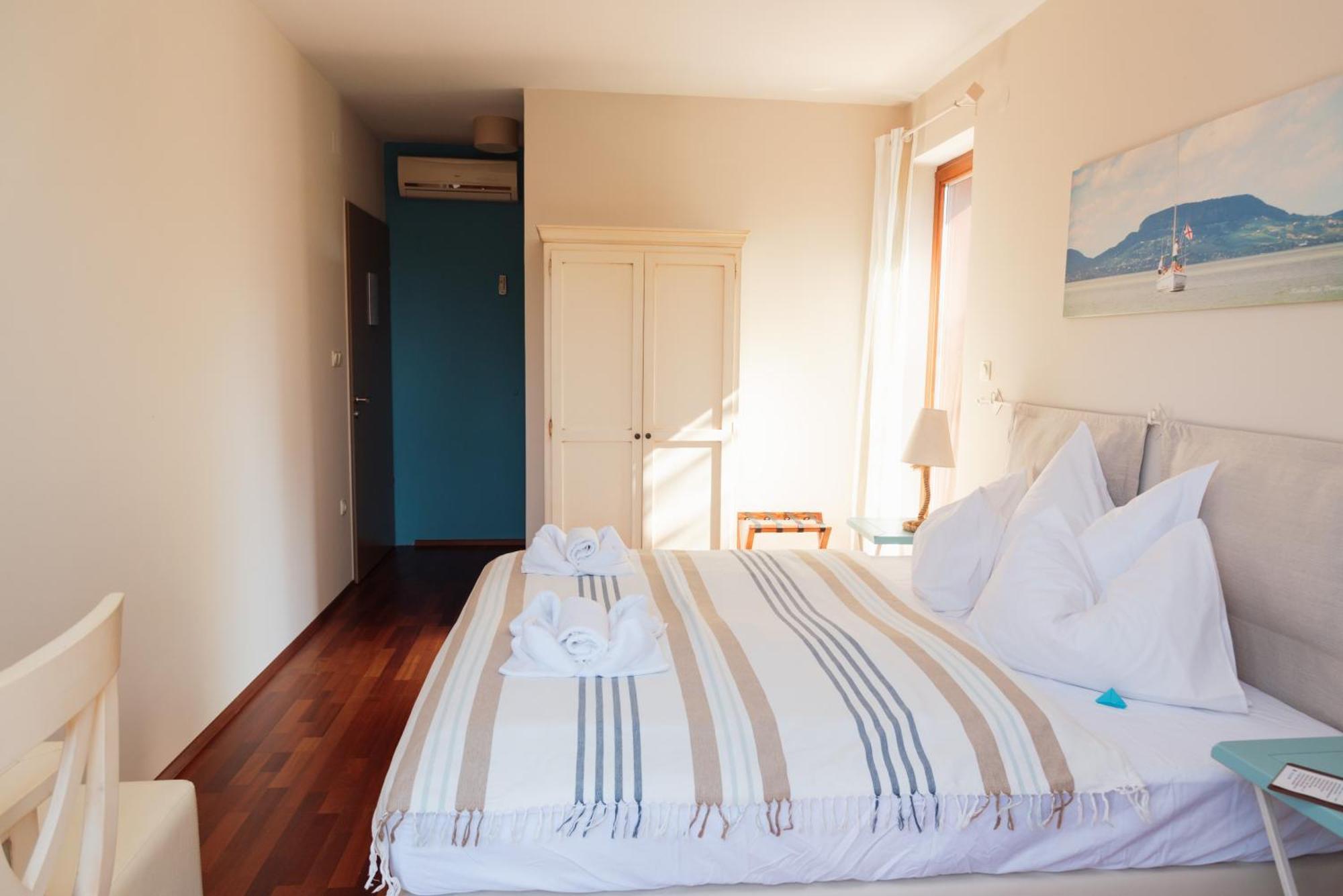 Hullám Bed and breakfast 4*