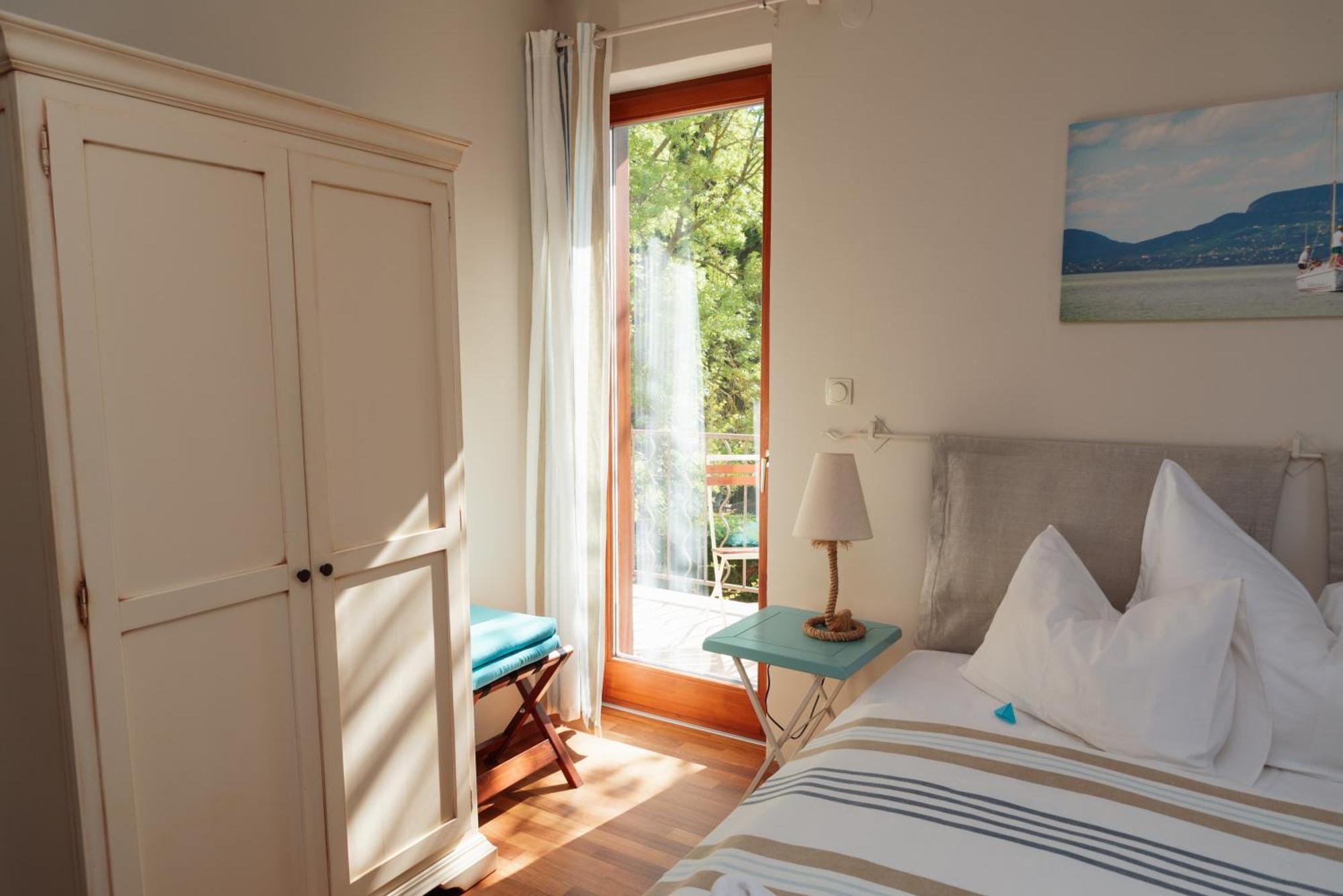 Bed & Breakfast Hullam 4*