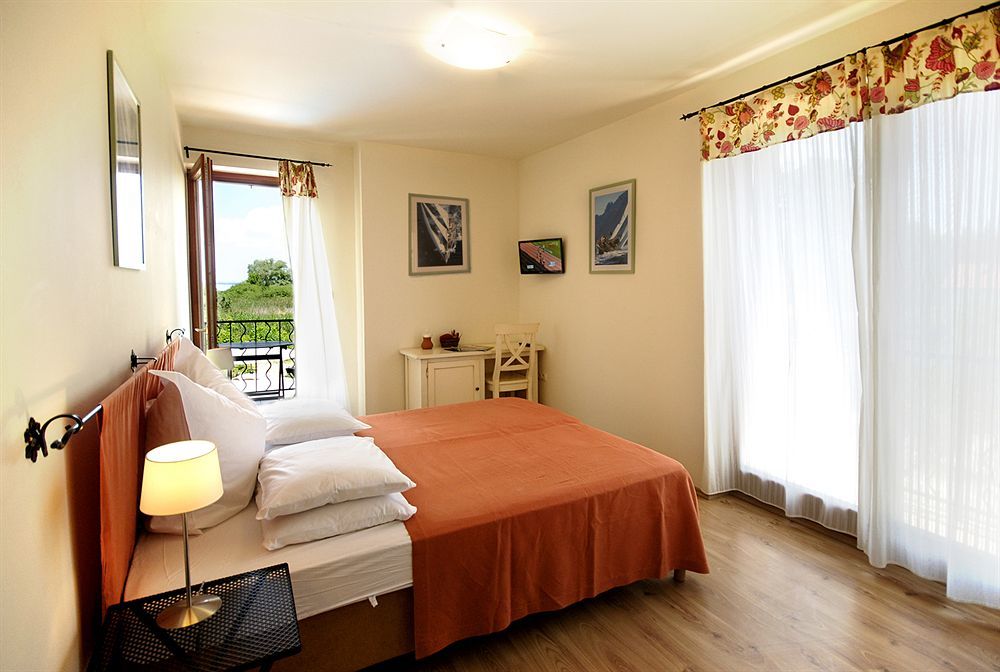 Hullam Bed & Breakfast 4*